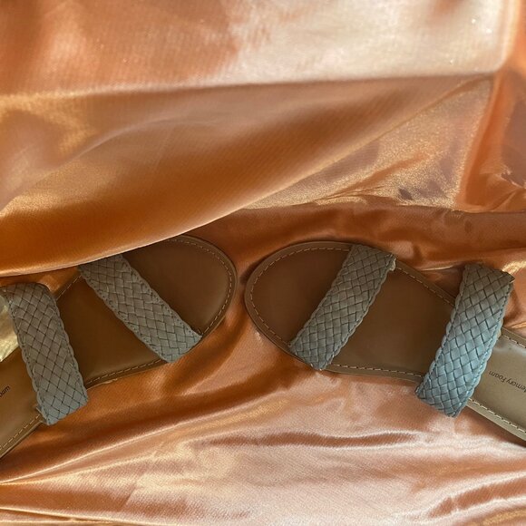 Women's gray sandals size 10. - Picture 3 of 3